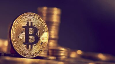 عملة “البيتكوين” تتراجع إلى أدنى مستوى