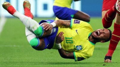طبيب منتخب البرازيل: نيمار سيخضع لاختبار لياقة متأخر قبل مواجهة دور 16