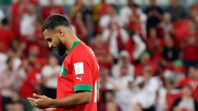 بالصور.. لقطات جميلة لأحد نجوم المنتخب المغربي مع والدته