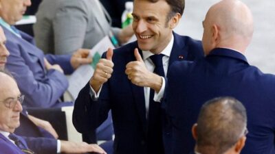 من هو اللاعب المغربي الذي زاره ماكرون ولقبه بأفضل لاعب وسط في البطولة؟