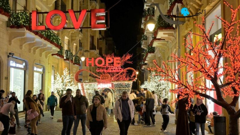 بالصور - بيروت تستقبل العيد... إضاءة القرية الميلادية بأجواء من الفرح والأمل