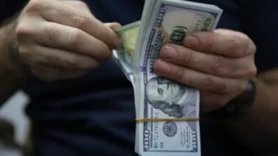 الدولار يهبط أمام الين والفرنك السويسري