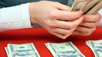 الدولار يشق طريقه نحو الـ50 ألفاً… “الرسوم الجمركية غير كافية