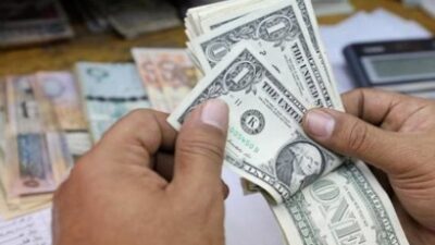 مئات ملايين الدولارات تتدفق في سوق العملات المصرية بعد خفض قيمة الجنيه