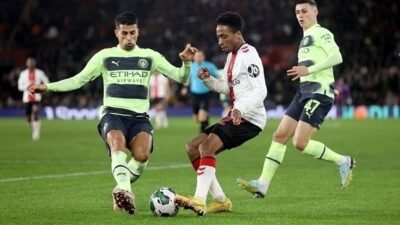 ضغط المباريات و”المداورة” يطيحان بالكبار من بطولات الكأس