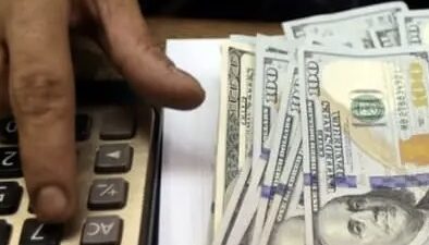 إقبالٌ كثيف مرتقب على شراء الدولارات.. ولبنان يستورد لبلدين!