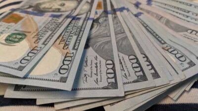 كم بلغ سعر دولار السوق السوداء عصرًا؟