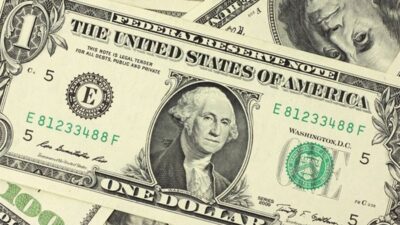الدولار يستمر في التحليق… ويقفز عن عتبة الـ 54 ألفاً