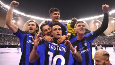 إنتر ميلان بسحق غريمه ميلان ويفوز بكأس السوبر الإيطالية