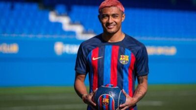 برشلونة يتعاقد مع المدافع المكسيكي خوليان أراوخو