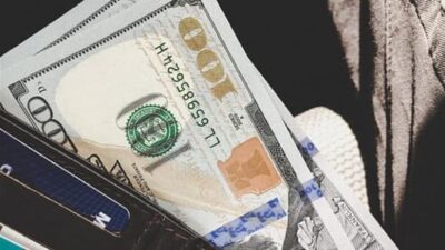 الدولار يتجه لتسجيل ثاني خسارة فصلية