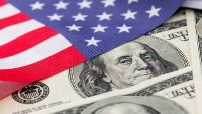 الدولار يتراجع مع التدخل لكبح تداعيات انهيار بنك سيليكون فالي