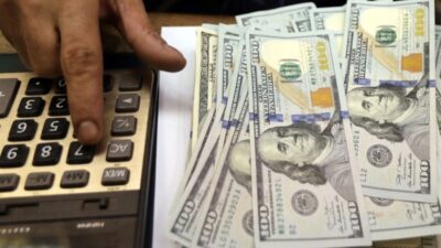 الدولار يسجل أطول فترة من الخسائر الأسبوعية في نحو ثلاث سنوات
