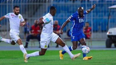 الشوط الأول.. الاتحاد يتقدم بهدفين لهدف على الهلال