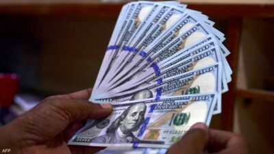 الدولار يميل للتراجع وسط تزايد رهانات وقف رفع الفائدة