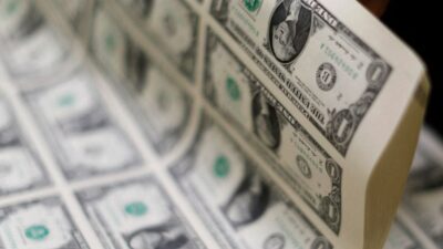 الدولار يصعد قبيل بيانات أمريكية هامة