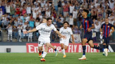 سقوط مدرج جمهور ريال مدريد أمام برشلونة (فيديو)