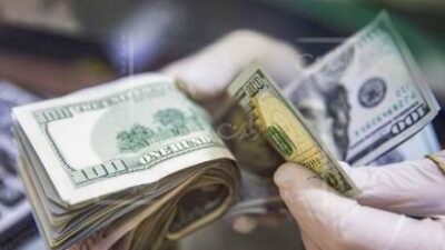 الدولار يحافظ عن انخفاضه
