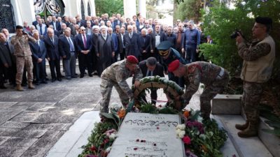الوزير الخليل خلال وضع اكليلا من الزهر على ضريح الرئيس عسيران عشية الاستقلال : ما يجري في غزة يدمي القلب لاسيما مشاهد الاطفال