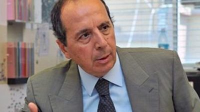 جميل السيد: من منهما يحكم الآخر؟!