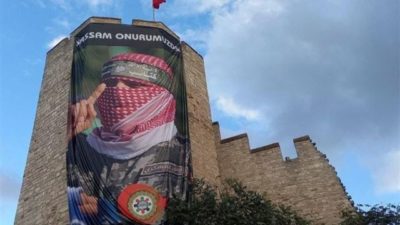 فيديو من تركيا… لافتة ضخمة لـِ”أبو عبيدة” على “سور إسطنبول”!