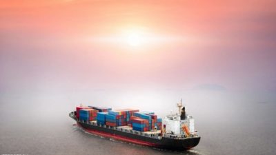 أزمتان تجبران السفن على طرق تجارية تعود لهذا القرن