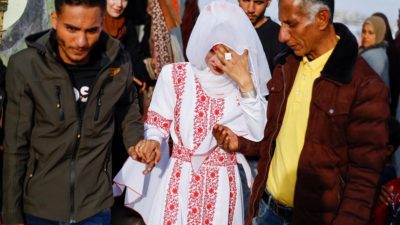 في غزة… عروسان يحتفيان بزفافهما رغم القصف