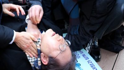 طعن زعيم المعارضة في كوريا الجنوبية برقبته