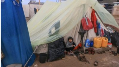 نازحون يفرون.. إسرائيل تستهدف مخيمات غزة