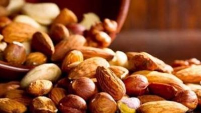 رغم التوصيات بتناولها نيئة.. هذه المكسرات إحذر منها