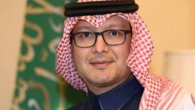 السفير السعودي في منزل قائد الجيش.. وهذا ما بحثاه