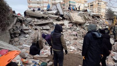 انهيارات وأضرار بالمنازل.. زلزال قوي يضرب شمالي تركيا