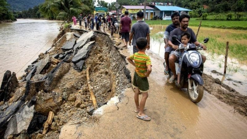 إندونيسيا.. ارتفاع حصيلة ضحايا الفيضانات إلى 67 قتيلاً و20 مفقودا