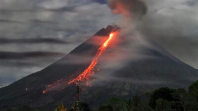 ثوران بركان جبل إيبو في إندونيسيا... وتحذير من فيضانات وحمم باردة