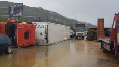 انقلاب شاحنة على طريق جسر البالما في طرابلس