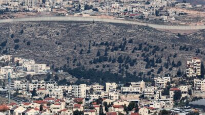وسائل إعلام اسرائيلية النازحون من مستوطنات الخط الحدودي مع لبنان لم يشعروا بالأمان بسبب الصواريخ التي تطلق إلى الأماكن التي نزحوا إليها