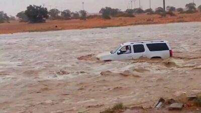 سيول قوية تجتاح حيًّا سكنيًّا في السعودية