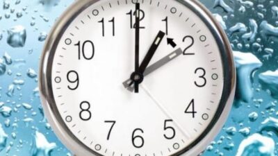مذكـرة بتأخير الساعة ساعة واحدة إعتـباراً مـن منتصف ليل 26
