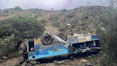 سقوط حافلة في بوليفيا… وأكثر من 30 قتيلاً