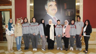 بهية الحريري تسلمت من مديرة وطلاب “متوسطة الإصلاح المختلطة الرسمية” النسخة الأولى من كتيب ” رفيق الحريري في عيون الأجيال ” بذكراه العشرين