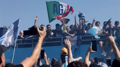 نابولي يحتفل بلقب الدوري الإيطالي مع الجماهير