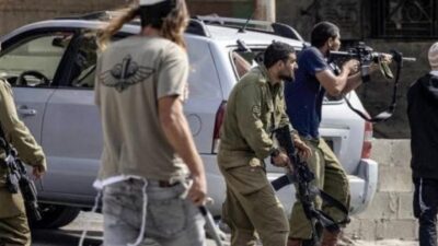 الضفة.. مستوطنون إسرائيليون يحرقون مركبات ومنازل للفلسطينيين ببلدة بروقين
