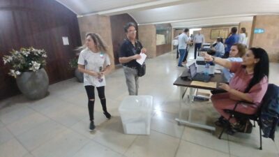 محافظ الجنوب سلم صناديق الاقتراع لرؤساء الاقلام في صيدا وقرى قضائها