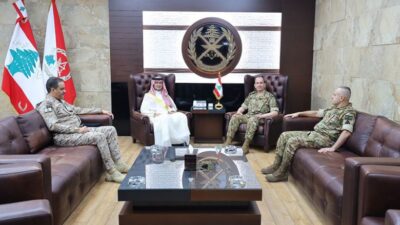 قائد الجيش عرض الاوضاع مع السفير بخاري