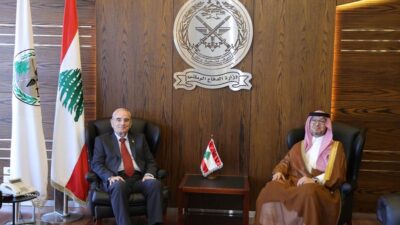 وزير الدفاع عرض والبخاري لآخر التطورات في لبنان والمنطقة