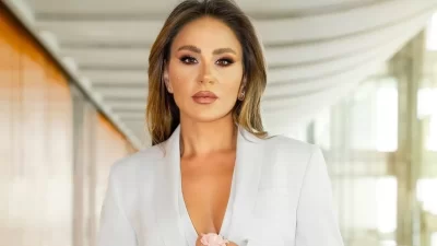 ديما قندلفت تتألّق بالبدلة الرجالية والأبيض رفيق إطلالاتها (صور)