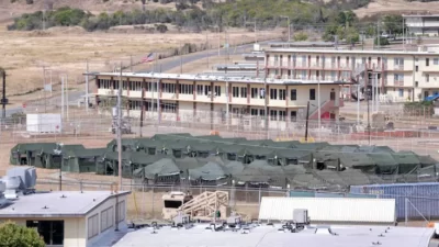 مسؤول أميركي: احتجاز ترامب لمهاجرين في غوانتانامو يكلف 100 ألف دولار للفرد يومياً