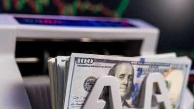الدولار يتجه لأكبر خسارة أسبوعية وسط قلق من ديون أمريكا