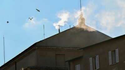 الدخان الابيض يتصاعد في الفاتيكان!