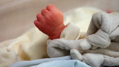 ولادة طفل “دون دماغ” في غزة… صدمة مع تزايد حالات تشوه الأجنة!